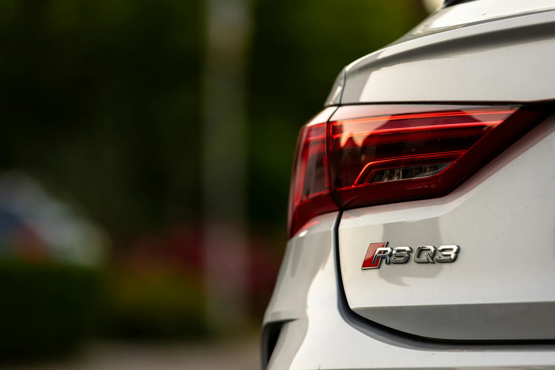 Détail arrière d’une Audi RS Q3 blanche
