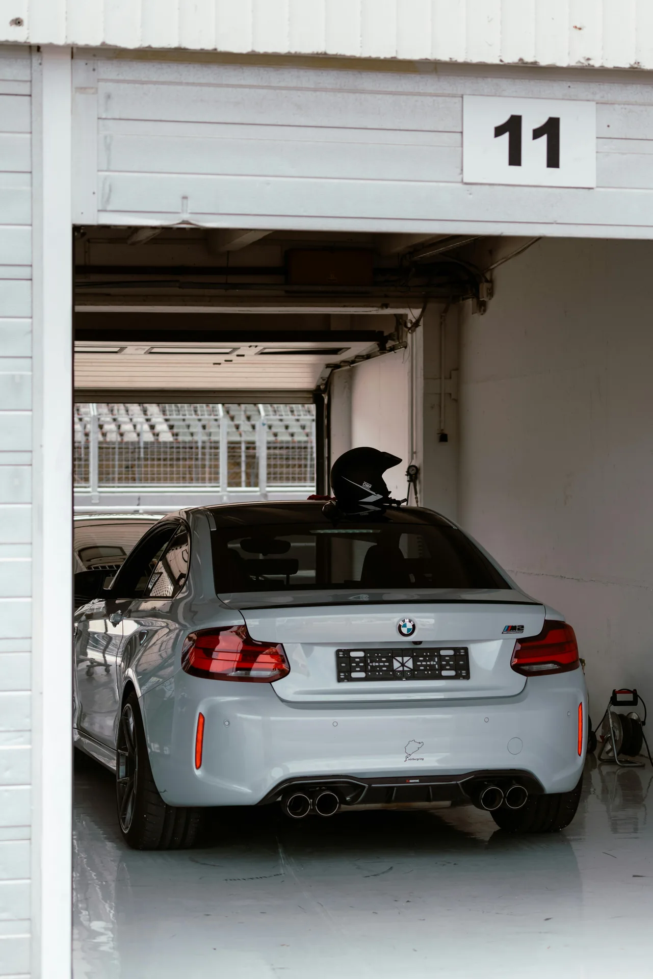BMW sportive dans un box automobile