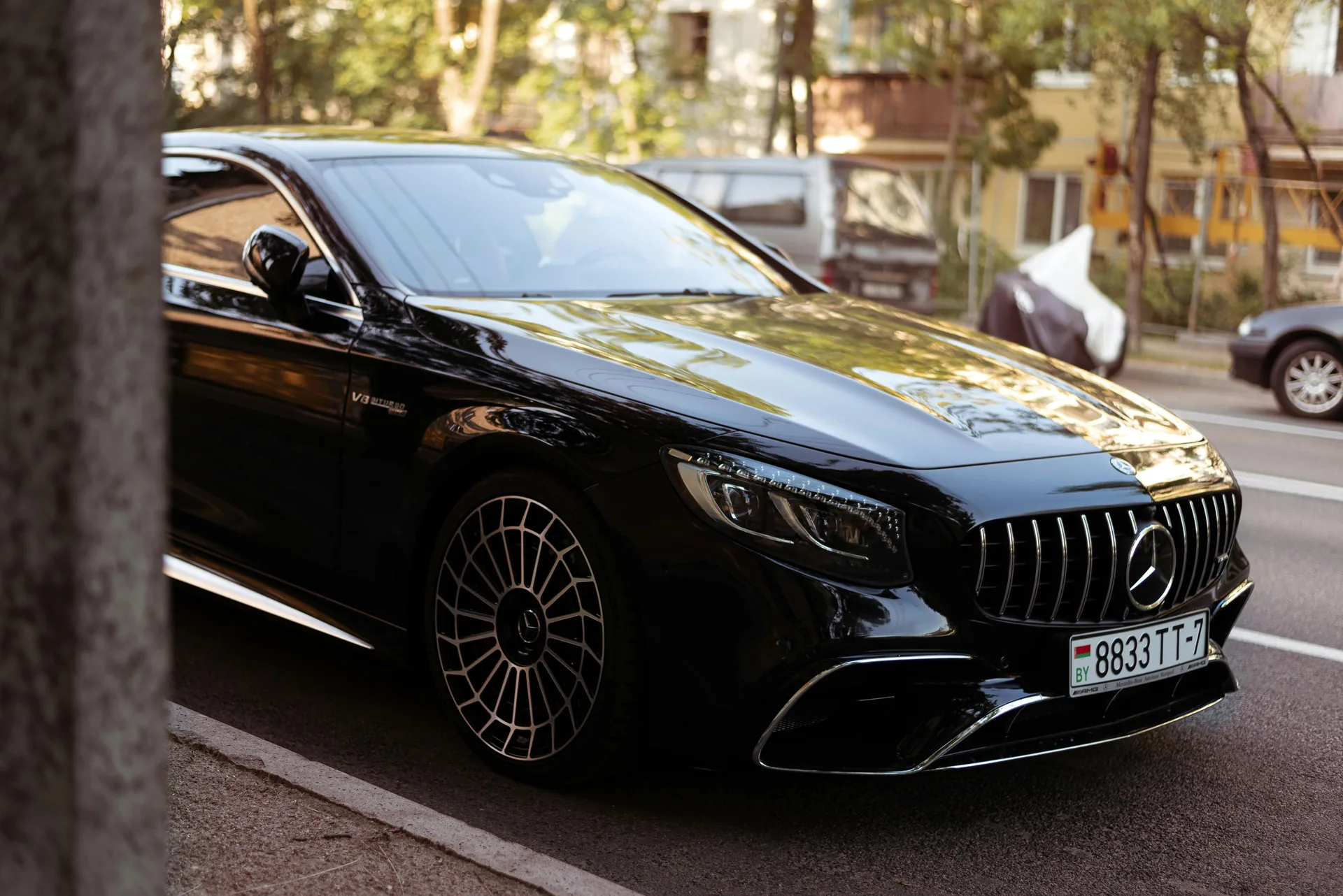 Détail d’une Mercedes noire en ville